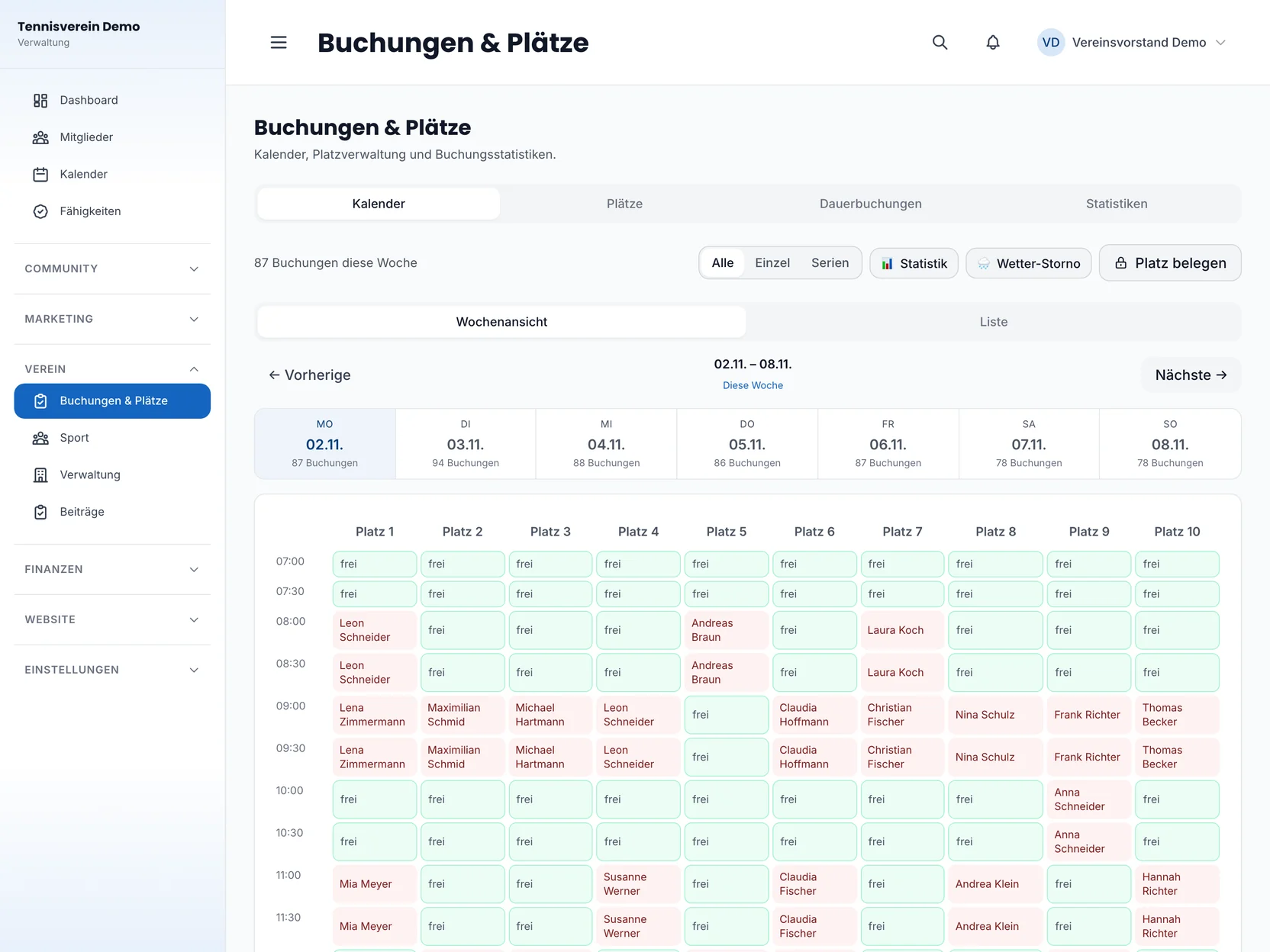 Weekly view of court bookings for ten courts (interface in German)